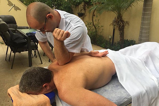 אטרקציית עיסוי לארועי חברה-עודד שלם מעסה רפואי מומחה ומומלץ 072-0000000